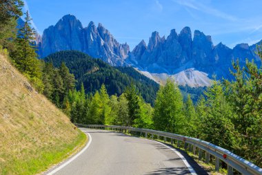 Dolomites dağlar doğal yol yazın, İtalya