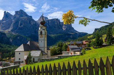 Kilisede Colfosco Alp Köyü, Dolomites dağlar, İtalya