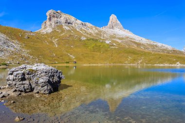 Güzel göl Tre Cime Milli Parkı'nda, Dolomites dağlar