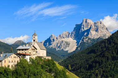 Pian Köyü Dolomites dağlar, İtalya için kilisede görünümünü