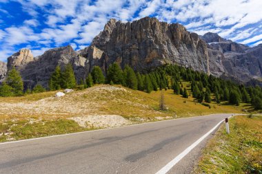 Doğal yola yakın Passo Gardena Dolomites dağlar, İtalya