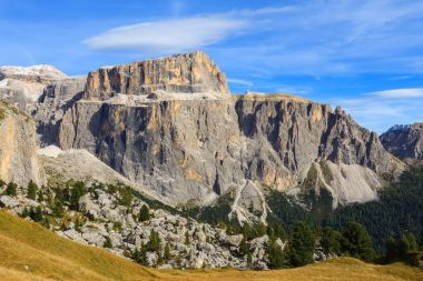 Sonbahar sahne üzerinde hiking trail Dolomites dağlar, İtalya