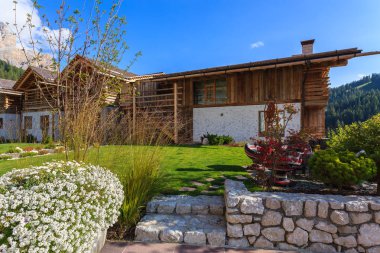 San Cassiano Köyü Dolomites dağlarda Alpin evlerde