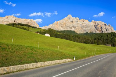 Dolomites dağlar doğal yol yazın, İtalya