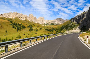 Doğal yola yakın Passo Gardena Dolomites dağlar, İtalya