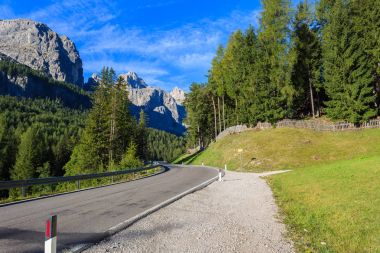 Dolomites dağlar doğal yol yazın, İtalya