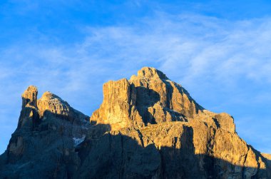 Beyaz bulutların üzerinde gündoğumu sırasında dağın tepesinde Dolomites dağlarda Colfosco Köyü, Sudtirol, İtalya