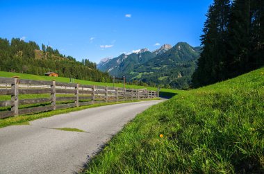 Kırsal yol Dolomites dağlar, İtalya