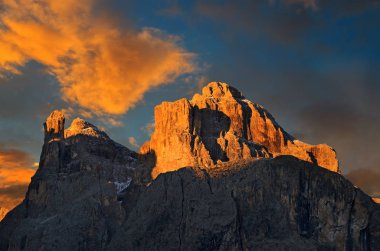 Gündoğumu sırasında turuncu bulutlarda Dolomites dağlarda Colfosco Köyü, Sudtirol, İtalya