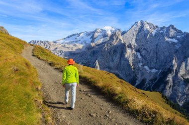 Kadın turist üzerinde hiking trail Dolomites dağlar, İtalya