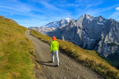 Kadın turist üzerinde hiking trail Dolomites dağlar, İtalya