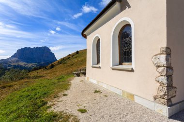 Kiliseyle Passo Gardena Dolomites dağlarında sonbahar, İtalya