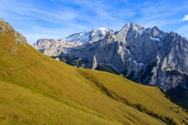 Sonbahar sahne üzerinde hiking trail Dolomites dağlar, İtalya