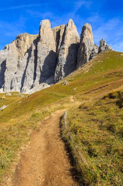 Hiking trail, Passo Sassolungo Dolomites dağlar, İtalya
