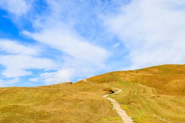 Passo Gardena, İtalya Dolomites dağlarda yürüyüş yolu
