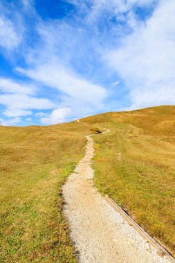Passo Gardena, İtalya Dolomites dağlarda yürüyüş yolu