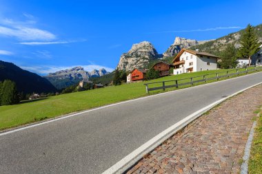 Colfosco Köyü, Dolomites dağlar yeşil çayır Caddesi