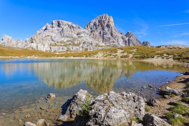 Güzel göl Tre Cime Milli Parkı'nda, Dolomites dağlar