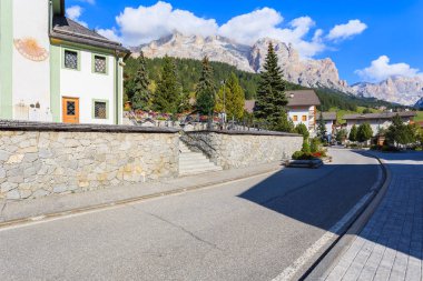 Yol San Cassiano Alp Köyü, Dolomites dağlar, İtalya