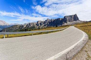 Alp yol ve dağ zirveleri Passo Giau - Dolomites, İtalya, Avrupa yakınındaki