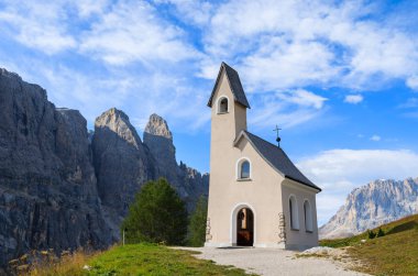 Kiliseyle Passo Gardena Dolomites dağlar, İtalya