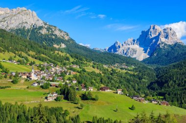 Görünümü Pian Köyü Dolomites dağlarda ve Yeşil Vadi