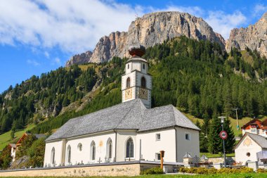 Kilisede Colfosco Alp Köyü, Dolomites dağlar, İtalya