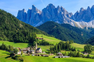 Dağ Vadisi ve Santa Maddalena Köyü, Dolomites görünümü