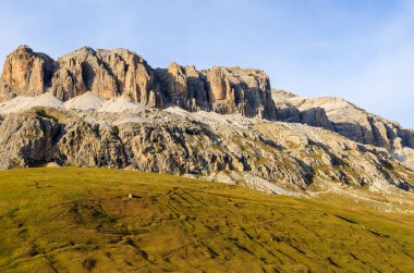 Passo Pordoi Dolomites dağ görünümünde sonbahar, İtalya
