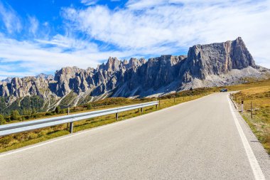 Alp yol ve dağ zirveleri yakınındaki Passo Giau - Dolomites dağlar, İtalya