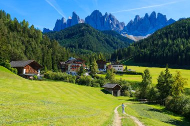 Dağ Vadisi ve Santa Maddalena Köyü, Dolomites görünümü