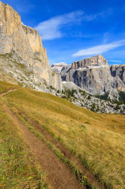 Sonbahar sahne üzerinde hiking trail Dolomites dağlar, İtalya