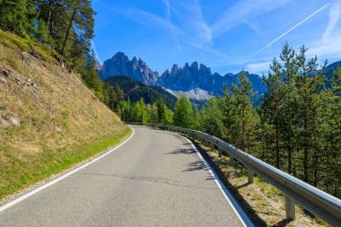 Dolomites dağlar doğal yol yazın, İtalya