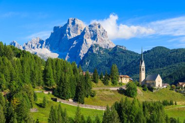 Pian Köyü kilise Dolomites dağlar, İtalya ile görünümünü