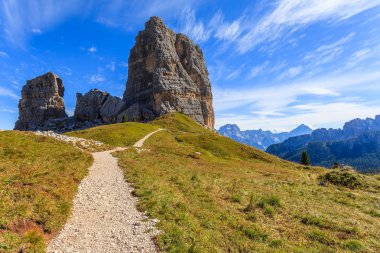 Yol Cinque Torri Rock Dolomites dağlar, İtalya