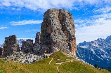 Cinque Torri kaya oluşumu Dolomites dağlarda görünümünü