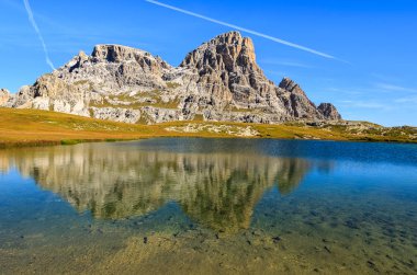 Güzel göl Tre Cime Milli Parkı'nda, Dolomites dağlar