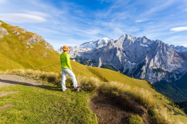 Genç kadın turist Marmolada dağ mesafeden, Passo Pordoi, Dolomites dağlar, İtalya arıyor