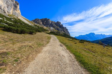 Dağ izi yakınındaki Falzarego Pass, Dolomites dağlar, İtalya