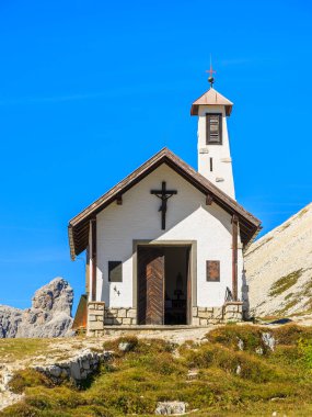 Küçük beyaz Şapel Tre Cime Milli Parkı'nda, Dolomites dağlar, İtalya