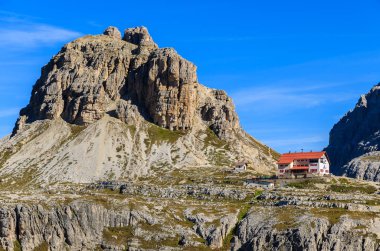 Sığınak Tre Cime Milli Parkı'nda, Dolomites dağlar, İtalya