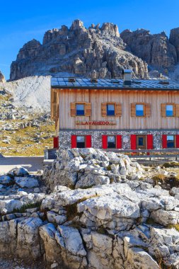 Sığınak Tre Cime Milli Parkı'nda, Dolomites dağlar, İtalya