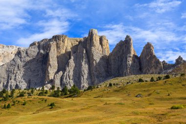 Passo Sassolungo Dolomites dağlarda görünümünü Güz, İtalya