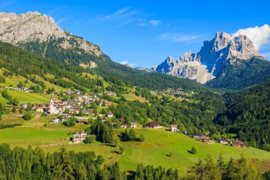 Alp Köyü Selva di Cadore için yapılan Yeşil Vadi güzel dağ manzaralı, South Tyrol, Dolomites dağlar, İtalya