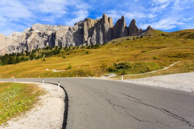 Doğal yola Passo Sassolungo Dolomites dağlar, İtalya