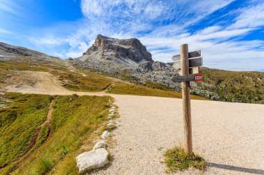 Dağ iz işareti ve görünümü güzel peyzaj Dolomites Dağları yakınında Cinque Torri, İtalya