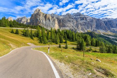 Doğal yoldan Passo Gardena Passo Sella için Sonbahar sezonu, Dolomites dağlar, South Tyrol, İtalya