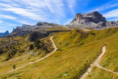 Rock güzel dağ manzarası ve yürüyüş parkurları Cinque Torri yakınındaki oluşumu, Cortina d'Ampezzo, Dolomites dağlar, İtalya