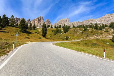 Doğal yola yakın Passo Gardena Dolomites dağlar, İtalya