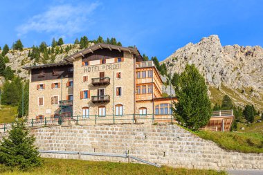 Dolomites dağlar, İtalya - Eyl 22, 2013: turist tatil, Dolomites dağlar, İtalya geçirebileceğiniz Pordoi dağ geçidi üzerinde yer alan tipik Alp otel.